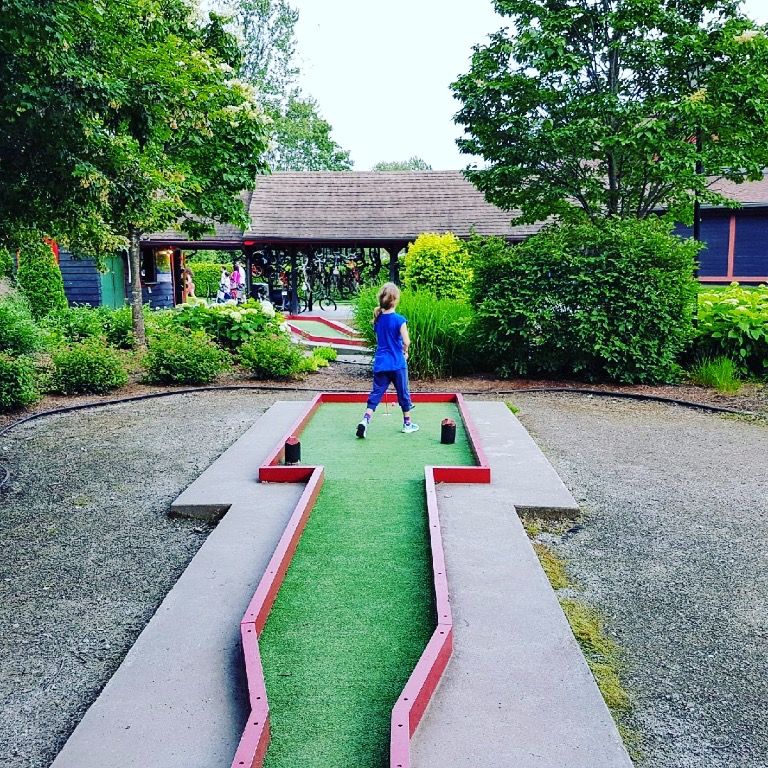 mini golf at chateau montebello