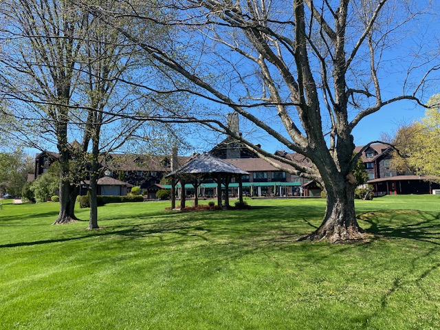 fairmont le chateau montebello in the spring